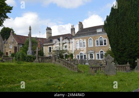 Gentle Street und Argyll House vom Kirchhof der St. John the Baptist Church aus gesehen. Frome, Somerset, England, Vereinigtes Königreich. Juni 2024. Stockfoto