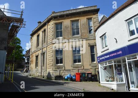 King Street in Frome mit Gebäuden im georgianischen Stil und Dorothy House Hospice Care Charity Shop. Somerset, England, Vereinigtes Königreich. Juni 2024. Stockfoto