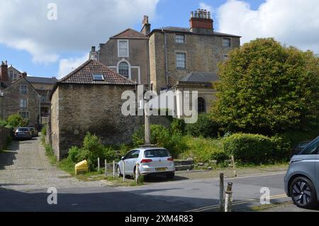 Blick auf die Gentle Street, in der Nähe der St. John's Church in Frome. Somerset, England, Vereinigtes Königreich. Juni 2024. Stockfoto