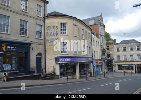 Frome Town Centre an der Bath Road und Market Place. Frome, Somerset, England, Vereinigtes Königreich. Juni 2024. Stockfoto