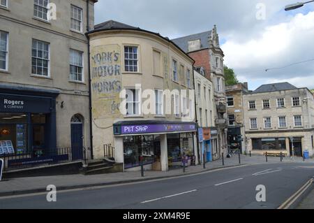 Frome Town Centre an der Bath Road und Market Place. Frome, Somerset, England, Vereinigtes Königreich. Juni 2024. Stockfoto