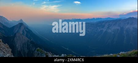 Panoramablick auf die Landschaft Wildfire Smoke Ash über Kananskis Valley, Alberta. Waldbrände im Jasper-Nationalpark in den Kanadischen Rockies Stockfoto