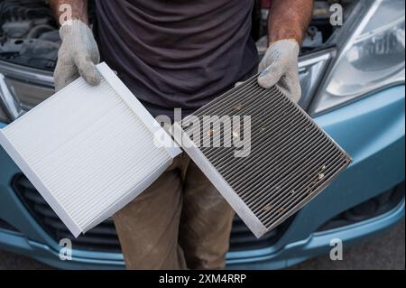 Der Hauptschalter wechselt den Innenraumluftfilter des Fahrzeugs. Stockfoto