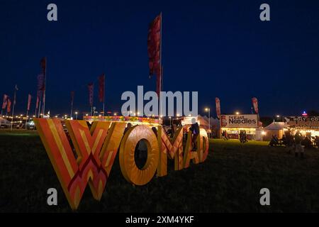 Malmesbury, Großbritannien. Juli 2024. Nächtliche Atmosphäre während Womad - World of Music, Arts and Dance 2024. Foto von Julie Edwards./Alamy Live News Stockfoto