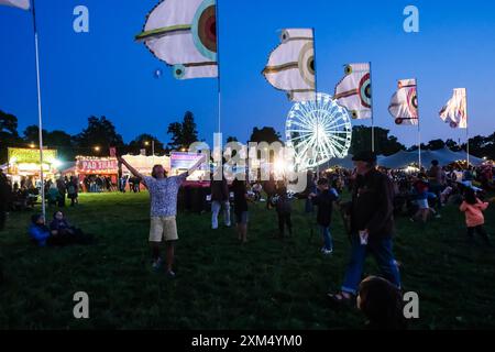 Malmesbury, Großbritannien. Juli 2024. Atmosphäre während Womad - World of Music, Arts and Dance 2024. Jonglieren mit einem Diabolo. Foto von Julie Edwards./Alamy Live News Stockfoto