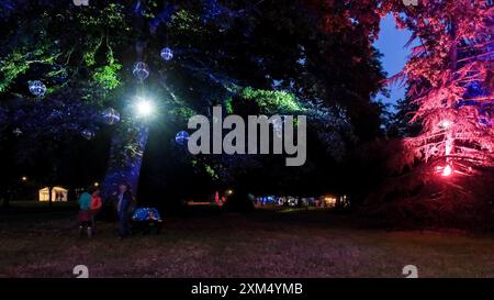 Malmesbury, Großbritannien. Juli 2024. Atmosphäre während Womad - World of Music, Arts and Dance 2024. Die Bäume im Arboretum werden in verschiedenen Farben mit Glitzerkugeln beleuchtet. Foto von Julie Edwards./Alamy Live News Stockfoto