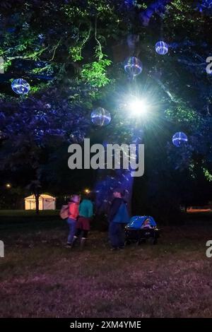 Malmesbury, Großbritannien. Juli 2024. Atmosphäre während Womad - World of Music, Arts and Dance 2024. Die Bäume im Arboretum werden in verschiedenen Farben mit Glitzerkugeln beleuchtet. Foto von Julie Edwards./Alamy Live News Stockfoto