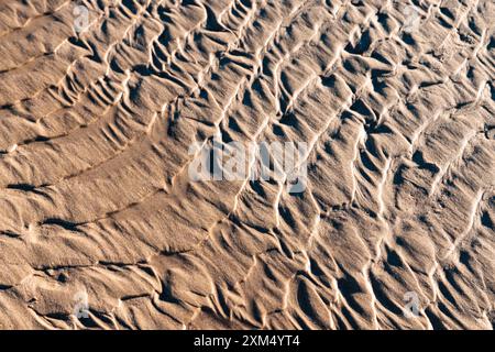 Muster im Sand in Byron Bay, Australien, durch die rückläufige Flut. Stockfoto
