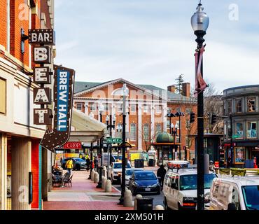 Cambridge, Massachusetts, USA - 7. März 2023: Blick auf die Brattle Street bis zum Zentrum des Harvard Square. Stockfoto