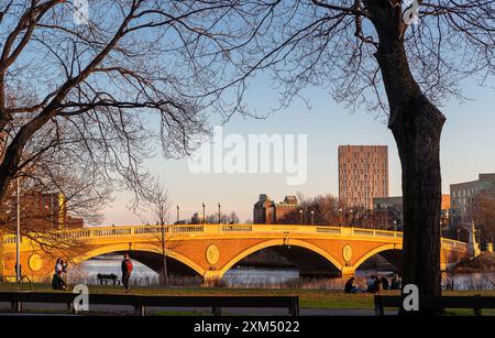 Cambridge, Massachusetts, USA – 2. April 2022: Die John W. Weeks Memorial Bridge über den Charles River bei Sunet. Stockfoto