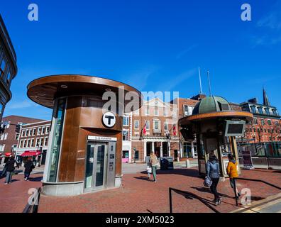 Cambridge, Massachusetts, USA - 10. April 2022: Harvard Square, Leute verlassen MBTA Harvard Bus und Bahnhof. Stockfoto