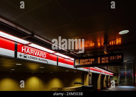Cambridge, Massachusetts, USA - 27. Juli 2023: Die unterirdische Bushaltestelle Harvard der Massachusetts Bay Transportation Authority (MBTA). Stockfoto