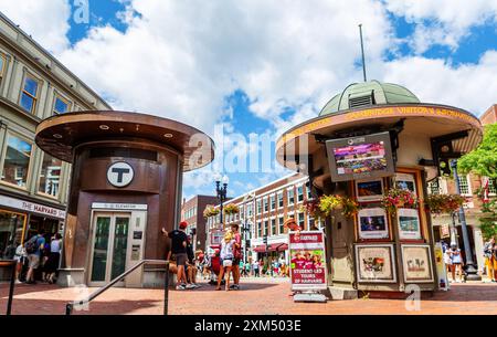 Cambridge, Massachusetts, USA - 11. August 2023: Das Zentrum des Harvard Square. Der Eingang zum Aufzug hinunter zur Harvard Square U-Bahn. Stockfoto
