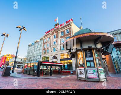 Cambridge, Massachusetts, USA - 27. April 2021: Blick auf den Harvard Square bei nahendem Sonnenschein. Sichtbar sind der Eingang zum MBTA Harvard Bus und Bahnhof. Stockfoto