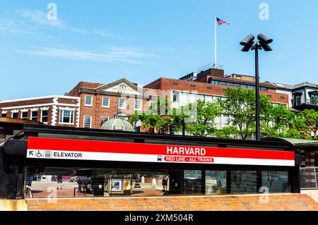 Cambridge, Massachusetts, USA - 26. Mai 2021: Ausschilderung zur U-Bahn-Station Harvard Square MBTA Red Line. Harvard Square Gebäude im Hintergrund. Stockfoto