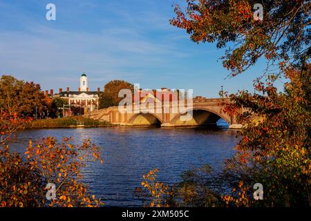 Blick auf die Anderson Memorial Bridge über den Charles River an einem späten Herbstnachmittag - Cambridge, Massachusetts. Stockfoto