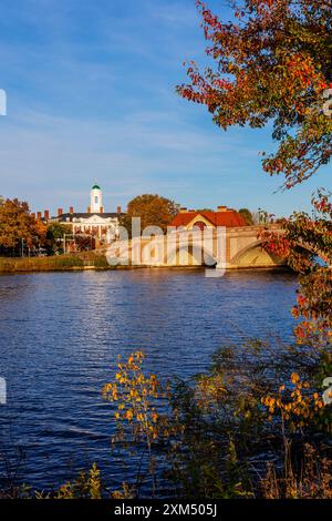 Blick auf die Anderson Memorial Bridge über den Charles River an einem späten Herbstnachmittag - Cambridge, Massachusetts. Stockfoto