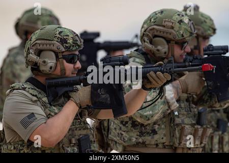 Küstenwache der Port Security Unit 311, Shoreside Security Division, treten als simulierte feindliche Kämpfer während einer Minenräumübung auf der Bellows Air Force Station, Hawaii 24 während der Übung Rim of the Pacific (RIMPAC) am 24. Juli 2024 auf. 29 Nationen, 40 Überlandschiffe, drei U-Boote, 14 nationale Landstreitkräfte, mehr als 150 Flugzeuge und 25.000 Mitarbeiter nehmen an der Rim of the Pacific Exercise (RIMPAC) auf und um die hawaiianischen Inseln vom 27. Juni bis 1. August Teil. RIMPAC, die weltweit größte internationale Übung im Seeverkehr, bietet eine einzigartige Ausbildungsmöglichkeit und fördert gleichzeitig Stockfoto