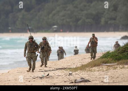 Küstenwache der Port Security Unit 311, Shoreside Security Division, treten als simulierte feindliche Kämpfer während einer Minenräumübung auf der Bellows Air Force Station, Hawaii 24 während der Übung Rim of the Pacific (RIMPAC) am 24. Juli 2024 auf. 29 Nationen, 40 Überlandschiffe, drei U-Boote, 14 nationale Landstreitkräfte, mehr als 150 Flugzeuge und 25.000 Mitarbeiter nehmen an der Rim of the Pacific Exercise (RIMPAC) auf und um die hawaiianischen Inseln vom 27. Juni bis 1. August Teil. RIMPAC, die weltweit größte internationale Übung im Seeverkehr, bietet eine einzigartige Ausbildungsmöglichkeit und fördert gleichzeitig Stockfoto