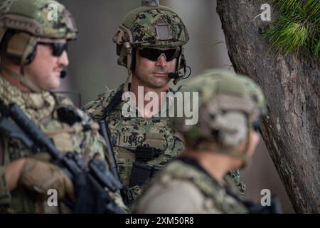 Küstenwache der Port Security Unit 311, Shoreside Security Division, treten als simulierte feindliche Kämpfer während einer Minenräumübung auf der Bellows Air Force Station, Hawaii 24 während der Übung Rim of the Pacific (RIMPAC) am 24. Juli 2024 auf. 29 Nationen, 40 Überlandschiffe, drei U-Boote, 14 nationale Landstreitkräfte, mehr als 150 Flugzeuge und 25.000 Mitarbeiter nehmen an der Rim of the Pacific Exercise (RIMPAC) auf und um die hawaiianischen Inseln vom 27. Juni bis 1. August Teil. RIMPAC, die weltweit größte internationale Übung im Seeverkehr, bietet eine einzigartige Ausbildungsmöglichkeit und fördert gleichzeitig Stockfoto