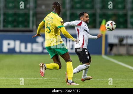 25. Juli 2024; Stadion der polnischen Armee, Warschau, Polen; UEFA Europa Conference League Fußball, 1. Leg, 2. Qualifikationsrunde, Legia Warszawa gegen Caernarfon Town; Paulo Mendes (Caernarfon) hält die Herausforderung von Luquinhas (Legia) ab Stockfoto