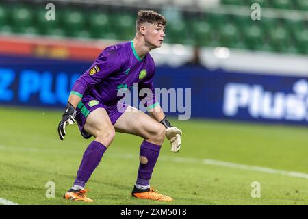 25. Juli 2024; polnisches Armeestadion in Warschau, Polen; UEFA Europa Conference League Fußball, 1. Leg, 2. Qualifikationsrunde, Legia Warszawa gegen Caernarfon Town; Torwart Stephen McMullan (Caernarfon) beobachtet, wie der Angriff auf Legia auf ihn zutrifft Stockfoto