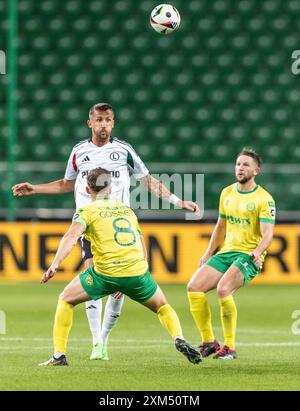 25. Juli 2024; Stadion der polnischen Armee, Warschau, Polen; UEFA Europa Conference League Fußball, 1. Leg, 2. Qualifikationsrunde, Legia Warszawa gegen Caernarfon Town; Kacper Tobiasz (Legia) räumt Daniel Gosset (Caernarfon) ein Stockfoto