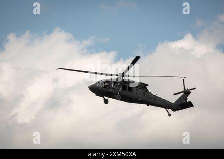 Soldaten mit Bravo Co. 2/147th Assault Helicopter Battalion, 63rd Theater Aviation Brigade, fliegen am 16. Juli 2024 über dem Camp Grayling Army Airfield in Grayling, Michigan. Soldaten der Bravo Company führten Luftwaffen im Camp Grayling für ihre jährliche Ausbildung durch. (Foto der Nationalgarde der US-Armee von Sgt. 1st Class Andrew Dickson) Stockfoto