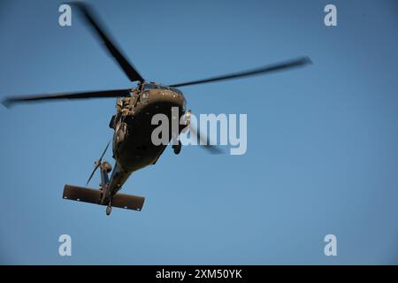 Soldaten mit Bravo Co. 2/147th Assault Helicopter Battalion, 63rd Theater Aviation Brigade, fliegen am 16. Juli 2024 über dem Camp Grayling Army Airfield in Grayling, Michigan. Soldaten der Bravo Company führten Luftwaffen im Camp Grayling für ihre jährliche Ausbildung durch. (Foto der Nationalgarde der US-Armee von Sgt. 1st Class Andrew Dickson) Stockfoto