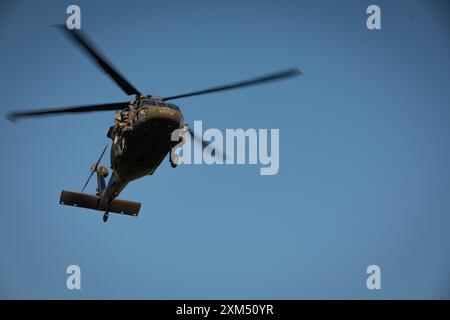 Soldaten mit Bravo Co. 2/147th Assault Helicopter Battalion, 63rd Theater Aviation Brigade, fliegen am 16. Juli 2024 über dem Camp Grayling Army Airfield in Grayling, Michigan. Soldaten der Bravo Company führten Luftwaffen im Camp Grayling für ihre jährliche Ausbildung durch. (Foto der Nationalgarde der US-Armee von Sgt. 1st Class Andrew Dickson) Stockfoto