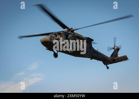 Soldaten mit Bravo Co. 2/147th Assault Helicopter Battalion, 63rd Theater Aviation Brigade, fliegen am 16. Juli 2024 über dem Camp Grayling Army Airfield in Grayling, Michigan. Soldaten der Bravo Company führten Luftwaffen im Camp Grayling für ihre jährliche Ausbildung durch. (Foto der Nationalgarde der US-Armee von Sgt. 1st Class Andrew Dickson) Stockfoto