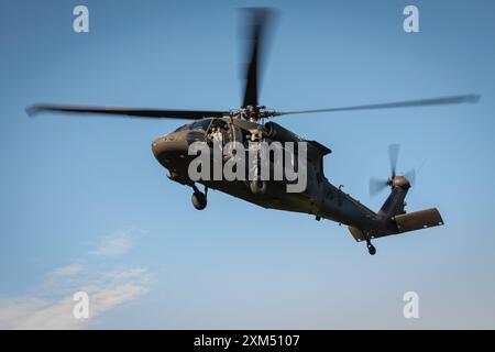 Soldaten mit Bravo Co. 2/147th Assault Helicopter Battalion, 63rd Theater Aviation Brigade, fliegen am 16. Juli 2024 über dem Camp Grayling Army Airfield in Grayling, Michigan. Soldaten der Bravo Company führten Luftwaffen im Camp Grayling für ihre jährliche Ausbildung durch. (Foto der Nationalgarde der US-Armee von Sgt. 1st Class Andrew Dickson) Stockfoto