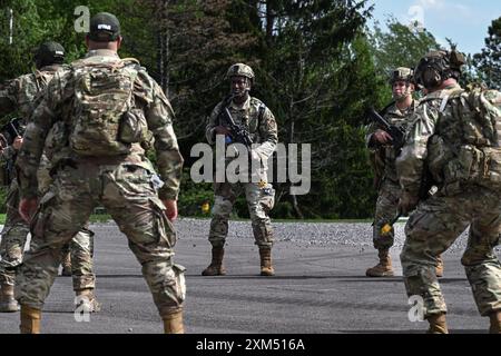 Der Kurs „Integrated Defense Leadership“ (integrierte Verteidigungsführung) die Teilnehmer führen körperliches Training während einer taktischen Kampfübung für die Unfallversorgung an der Youngstown Air Reserve Station, Ohio, am 8. Mai 2024 durch. Die Verteidiger reisten nach YARS, um am IDLC des Air Force Reserve Command teilzunehmen, wo die Verteidiger ihre taktischen Kampfkünste verfeinerten und sich während agiler Einsatzszenarien auf die Missionsbelastung einstellten. (Foto der U.S. Air Force von Staff Sgt. Christina Russo) Stockfoto