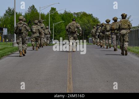 Der Kurs „Integrated Defense Leadership“ findet am 8. Mai 2024 in Youngstown Air Reserve Station, Ohio, statt. Die Verteidiger reisten nach YARS, um am IDLC des Air Force Reserve Command teilzunehmen, wo die Verteidiger ihre taktischen Kampfkünste verfeinerten und sich während agiler Einsatzszenarien auf die Missionsbelastung einstellten. (Foto der U.S. Air Force von Staff Sgt. Christina Russo) Stockfoto