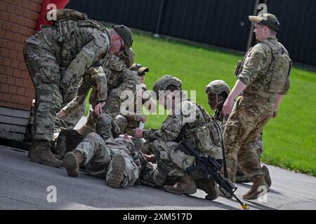 Die Teilnehmer des integrierten Verteidigungskurses führen am 8. Mai 2024 an der Youngstown Air Reserve Station, Ohio, taktische Gefechtsunfallversorgung an Mitschülern durch. Die Verteidiger reisten nach YARS, um am IDLC des Air Force Reserve Command teilzunehmen, wo die Verteidiger ihre taktischen Kampfkünste verfeinerten und sich während agiler Einsatzszenarien auf die Missionsbelastung einstellten. (Foto der U.S. Air Force von Staff Sgt. Christina Russo) Stockfoto