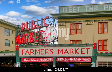 SEATTLE, WASHINGTON - 3. Juli 2023: Pike Place Market ist ein öffentlicher Markt mit Blick auf die Elliott Bay in Seattle, Washington. Das Marktangebot Stockfoto