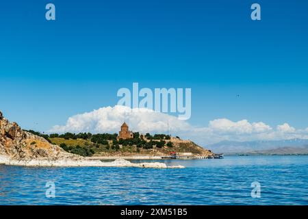 Akdamar Island in Van Lake mit der armenischen Kathedrale Kirche des Heiligen Kreuzes, eine berühmte historische Stätte in Van, Türkei Stockfoto