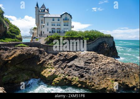 Häuser und Straßen der touristischen Stadt Biarritz am sonnigen Tag, Baskenland, Golf von Biskaya im Atlantik, Frankreich Stockfoto