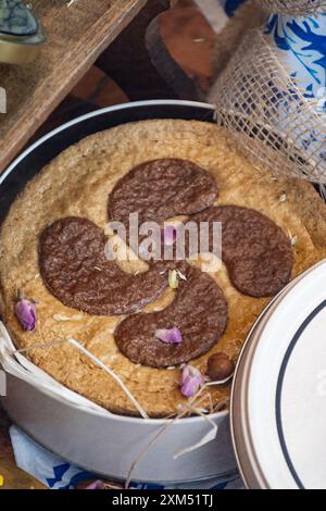Torte aus dem Baskenland, brauner Karamell-Käsekuchen, mit unterschiedlicher Füllung, Sahne, Kirsche, Aprikose, Walnüsse von Perigord, Schokolade im Laden Stockfoto