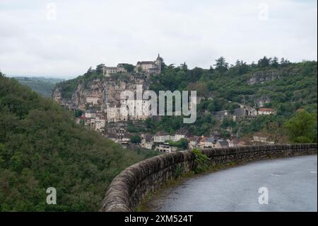 Das mittelalterliche Dorf Rocamadour liegt an der Pilgerroute im Departement Lot im Südwesten Frankreichs und zog Besucher an, weil es in der Schlucht oberhalb von trib liegt Stockfoto