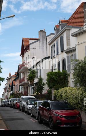 Häuser und Straßen der touristischen Stadt Biarritz am sonnigen Tag, Baskenland, Golf von Biskaya im Atlantik, Frankreich Stockfoto