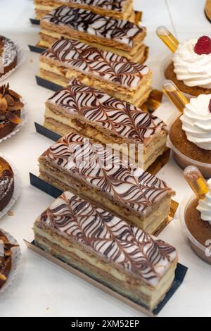 Portion französischer Mille-Feuille-Kuchen, Vanille- oder Vanillescheibe, Napoleon-Blätterteig, mit Teigcreme in einer französischen Bäckerei Stockfoto