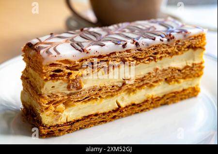 Portion französischer Mille-Feuille-Kuchen, Vanille- oder Vanillescheibe, Napoleon-Blätterteig, mit Teigcreme in einer französischen Bäckerei Stockfoto