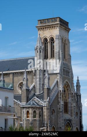 Häuser und Straßen der touristischen Stadt Biarritz am sonnigen Tag, Baskenland, Golf von Biskaya im Atlantik, Frankreich Stockfoto