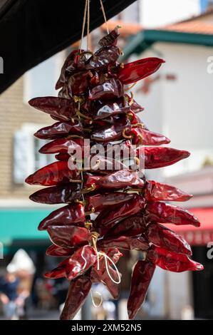 Piment d'Espelette, getrocknete rote heiße Chilischoten aus dem Dorf Espelette im Baskenland in den Bergen, Frankreich, Gewürz, französische Gewürze Stockfoto