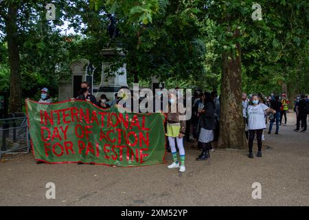 Pro-palästinensische Demonstranten marschierten zum Foreign & Common Wealth Office und inszenierten einen Streicher, der den Eingang zu Regierungsbüros blockierte Stockfoto