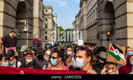 Pro-palästinensische Demonstranten marschierten zum Foreign & Common Wealth Office und inszenierten einen Streicher, der den Eingang zu Regierungsbüros blockierte Stockfoto