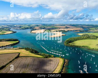 Salcombe und Mill Bay über Kingsbridge Mündung von einer Drohne, Devon, England, Europa Stockfoto