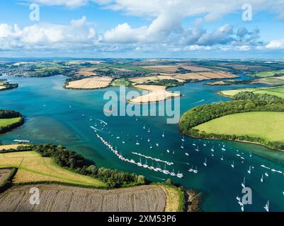 Salcombe und Mill Bay über Kingsbridge Mündung von einer Drohne, Devon, England, Europa Stockfoto