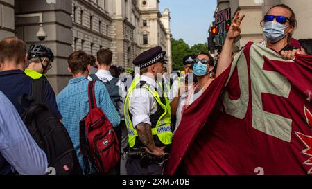 Pro-palästinensische Demonstranten marschierten zum Foreign & Common Wealth Office und inszenierten einen Streicher, der den Eingang zu Regierungsbüros blockierte Stockfoto